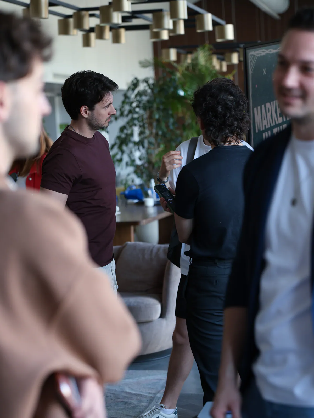 DotsHub AI Meetup etkinliğinde ayakta sohbet eden katılımcılar